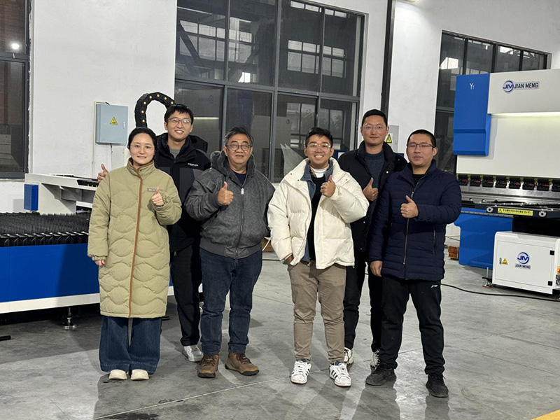 Il cliente indonesiano visita la nostra fabbrica per l'accettazione delle attrezzature e il tour del sito dell'utente finale